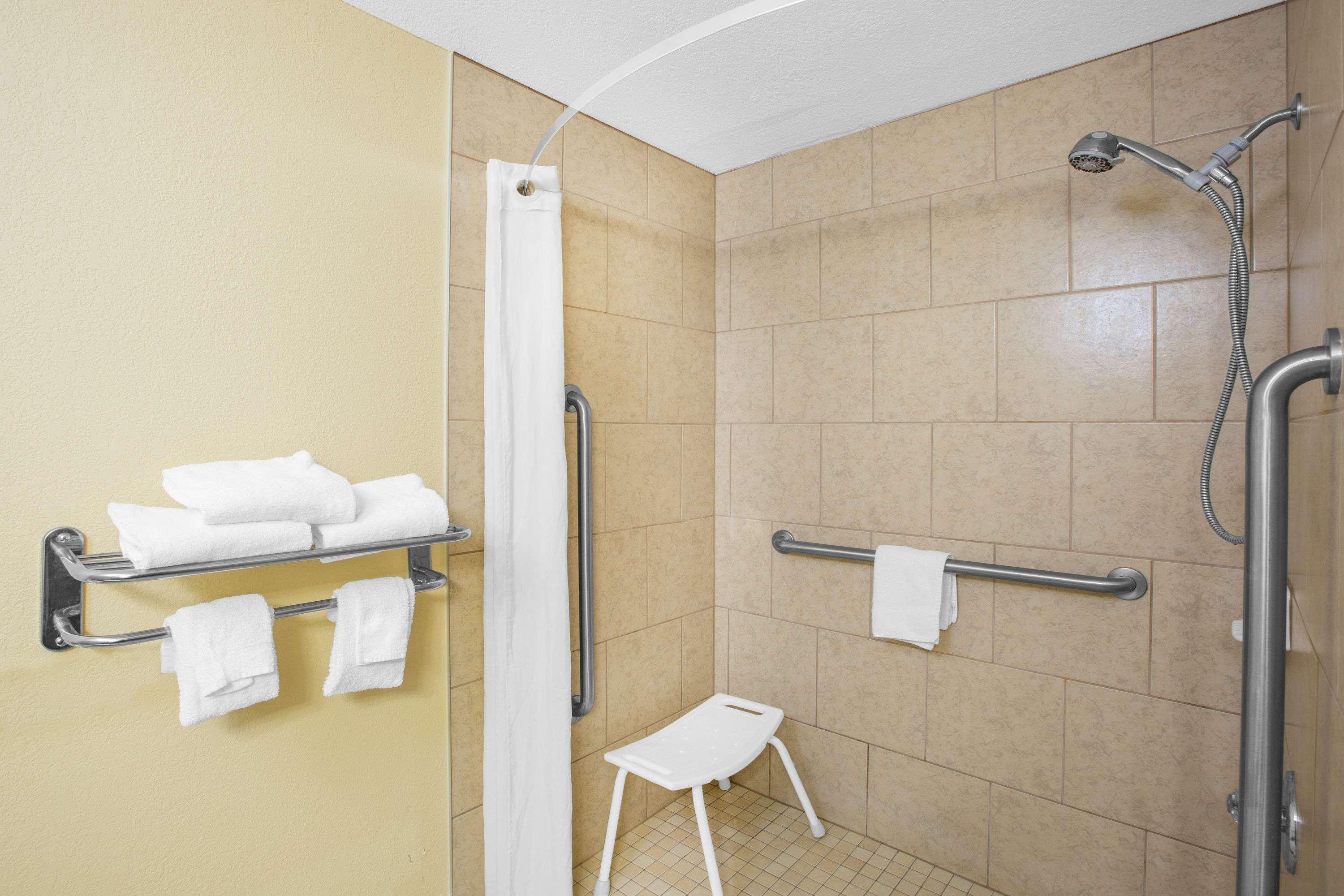 Super 8 By Wyndham Clive Ia Motel Rom bilde